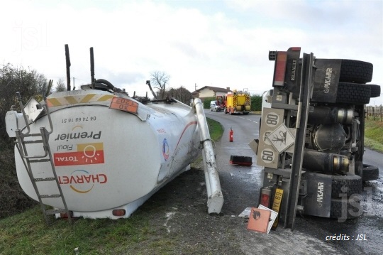 Saint-Aubain-sur-Aire (55) : un camion se renverse et coupe toute circulation sur la RN 4