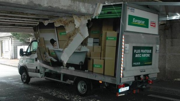 Thionville : un camion de déménagement s'encastre sous le pont de Beauregard