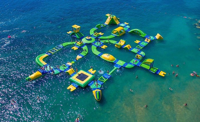 Vosges : Aquafly, un parcours d'obstacles gonflable installé sur le lac de la Moselotte