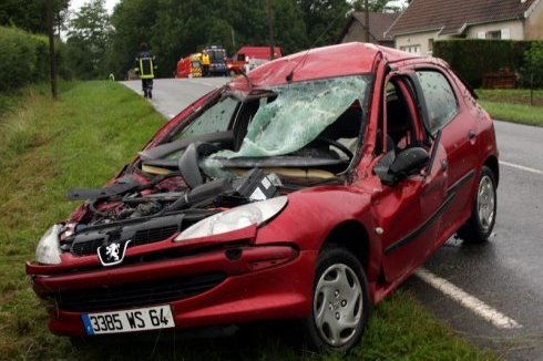 Vosges : un jeune homme entre la vie et la mort après une violente sortie de route